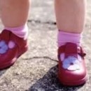 چگونه برای کودکان کفش انتخاب کنیم؟